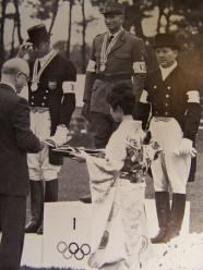 H. Chammartin recevant la médaille d'Or à Tokyo
