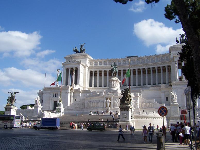 Cette statue équestre gigantesque est l'élément central du "Vittorino", célèbre monument (mégalomaniaque?) de Rome, en l'honneur de Victor Emmanuel, le "père de la patrie"