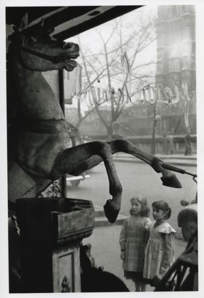 1952, cliché (apparemment très connu) d'Edouard Boubat, photographe de la poésie urbaine...Un titre?