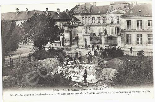 Soissons, square de la Mairie, on enfouit les chevaux morts après les bombardements