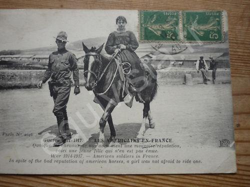 1917: Une jeune française hardie essaye un cheval de l'armée américaine