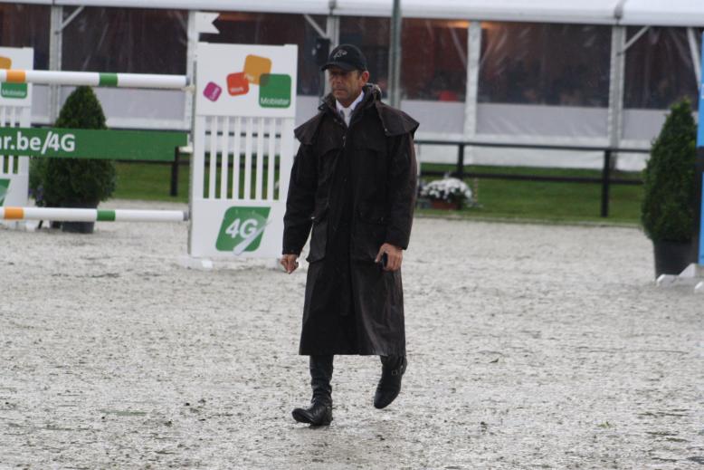 Certains cavaliers bien équipés pour la pluie ;-) (Philippe Rozier, mais il ne prendre finalement pas le départ)