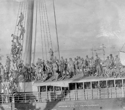 21 Octobre 1899: départ de Nouvelle Zélande pour l'Afrique du Sud où sévit la guerre des boers. De nombreux chevaux périssaient lors de ce long périple en bateau dans de mauvaises conditions sanitaires.